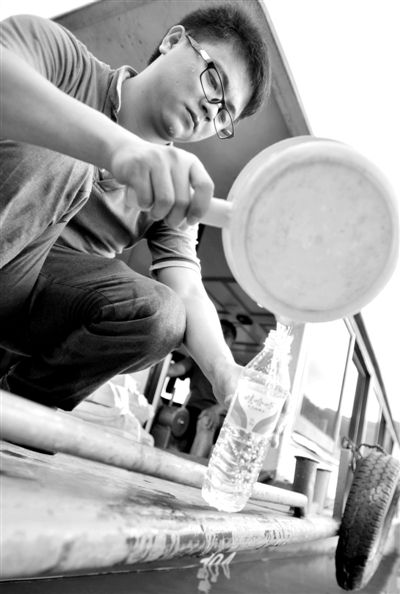 昨日，合面獅段水域，工作人員在取水檢測(cè)。據(jù)新華社