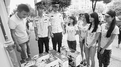 “美女執(zhí)法”。