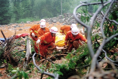 昨日，消防隊(duì)員在四川省都江堰市中興鎮(zhèn)三溪村滑坡現(xiàn)場(chǎng)運(yùn)送遇難者遺體。新華社記者 薛玉斌 攝