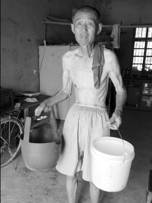 76歲老人無(wú)奈去遠(yuǎn)處拎水