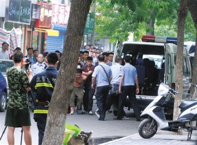 女童安全獲救后，嫌疑人被制服并由民警押出餐館。新華社發(fā)