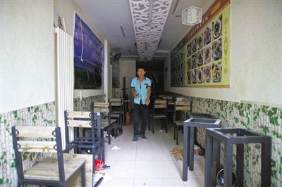 發(fā)生女童劫持事件的面館，事后現(xiàn)場(chǎng)一片狼藉。新京報(bào)記者 周崗峰 攝