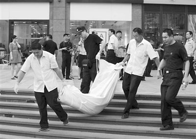 昨日,朝陽(yáng)區(qū)青年路大悅城東側(cè),一男子持刀行兇致兩人死亡。經(jīng)初步審查,嫌疑人自稱(chēng)孝某(男,27歲,山東省沂水縣人),有精神病。目前,北京警方正聯(lián)系兩名受害人的親友。新華社發(fā)