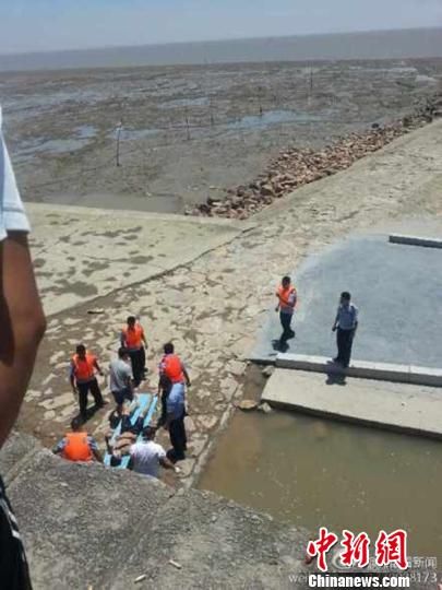 圖為網(wǎng)友@龍眼看新聞提供的溺水事故救援現(xiàn)場。 網(wǎng)友@龍眼看新聞 攝