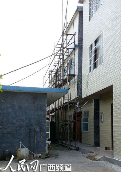 何某某的家門緊鎖，23日晚家人連夜搬家，現(xiàn)在去向不明