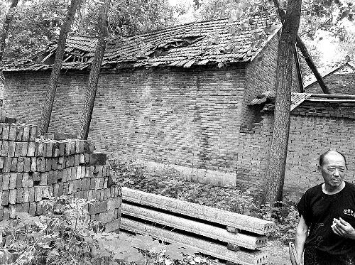 嫌疑人父母時(shí)常外出反映問(wèn)題，家里的房子已破爛不堪。