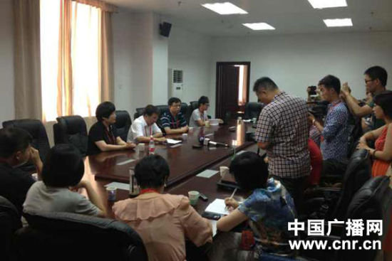 試卷原件展示前向媒體說明情況，并要求媒體不能拍照或攝像