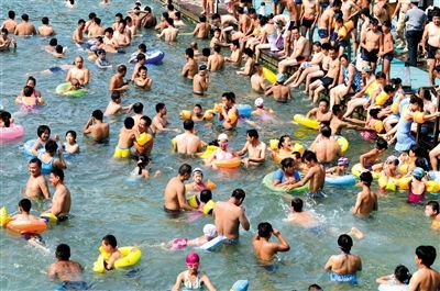 昨日，濟南市最高氣溫超過37℃，位于市區(qū)黑虎泉畔的泉水浴場免費開放。