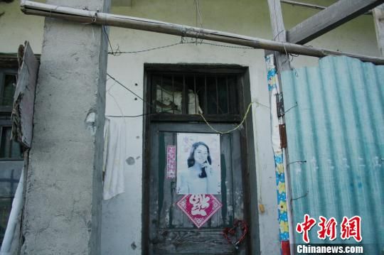 圖為嫌犯租住的民房，當(dāng)天受害人即攀在門上的窗口對(duì)外呼救。 吳佳蔚 攝