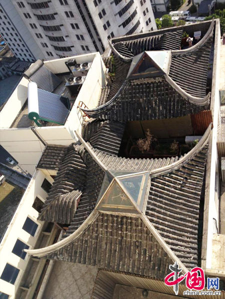 2013年8月14日，江蘇蘇州蘇州市三香大廈高樓18層樓頂東側(cè)陽(yáng)臺(tái)上的“蘇州園林”式別墅，兩座涼亭和兩道回廊，飛檐翹角，一派蘇州園林的氣勢(shì)。中國(guó)網(wǎng)圖片庫(kù)李俊鋒攝影