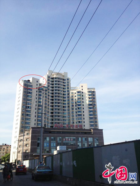 2013年8月14日，江蘇蘇州蘇州市三香大廈高樓18層樓頂東側(cè)陽(yáng)臺(tái)上的“蘇州園林”式別墅，兩座涼亭和兩道回廊，飛檐翹角，一派蘇州園林的氣勢(shì)。中國(guó)網(wǎng)圖片庫(kù)李俊鋒攝影