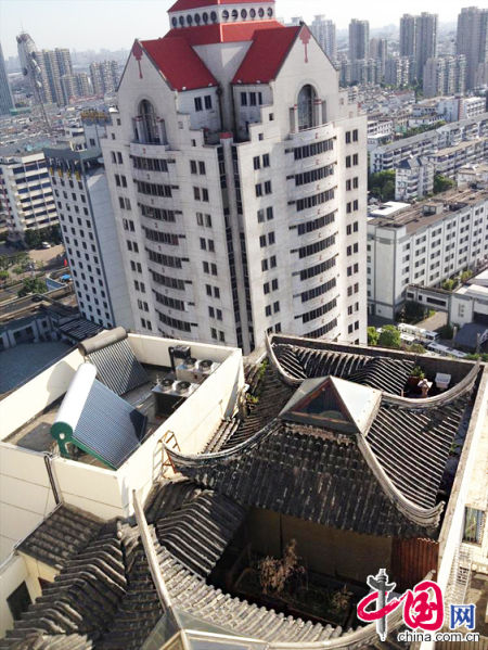 2013年8月14日，江蘇蘇州蘇州市三香大廈高樓18層樓頂東側(cè)陽(yáng)臺(tái)上的“蘇州園林”式別墅，兩座涼亭和兩道回廊，飛檐翹角，一派蘇州園林的氣勢(shì)。中國(guó)網(wǎng)圖片庫(kù)李俊鋒攝影