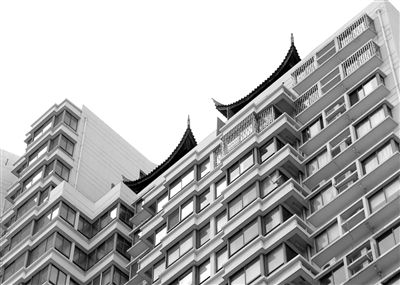 從三香大廈樓下能看見“空中園林”的亭檐一角。