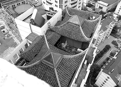 前日，從三香大廈另一單元樓頂俯拍“空中園林”。