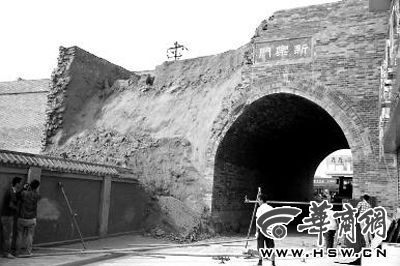 昨日上午9時(shí)左右，工人在倒塌處重新裝上護(hù)欄。實(shí)習(xí)記者 楊虎元 攝