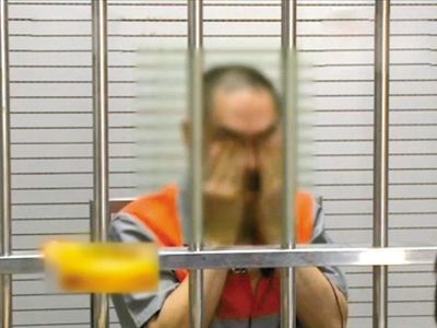 韓磊掩面哭泣。