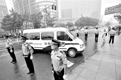 　　昨日早上,押解李某某的車隊(duì)開進(jìn)法院。當(dāng)日,李某某等5人涉嫌強(qiáng)奸案在海淀法院不公開審理。本版攝影/新京報(bào)記者 王貴彬