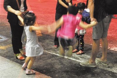 2012年8月1日晚，北京兒童醫(yī)院，三個(gè)來(lái)自廊坊的小女孩在玩耍，她們都被幼兒園老板性侵害。本版攝影/新京報(bào)記者 尹亞飛