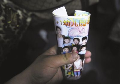 2012年8月1日，事發(fā)幼兒園一受害女童展示班級(jí)合影。