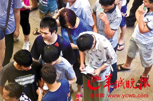 挎腰包的“黃?！狈职l(fā)一輪“任務(wù)”后，自己也開始整理“炒號(hào)”簽條