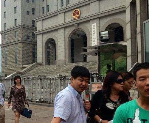 上午10：35分左右，蘇順虎律師和其家屬?gòu)姆ㄔ何鞔箝T出來(lái)。