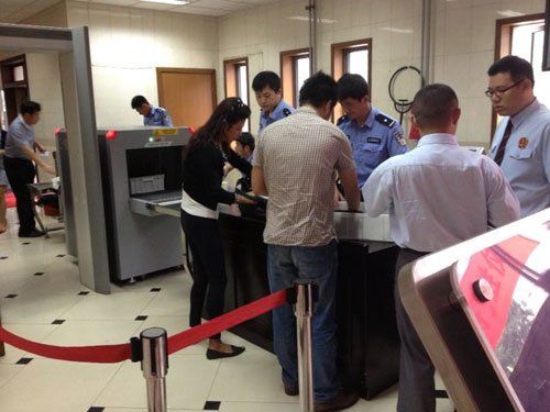 上午蘇順虎律師和其家屬安檢進(jìn)入法院。