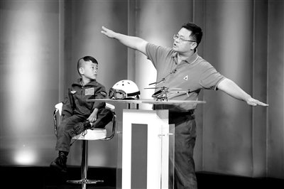 9月6日，“鷹爸”和多多在北京科影制片廠錄制一檔節(jié)目。