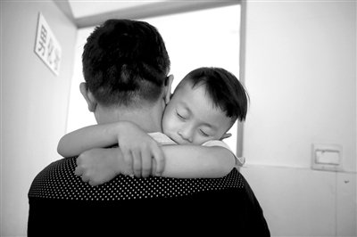 9月6日，“鷹爸”抱著多多去化妝間，準備錄制節(jié)目。