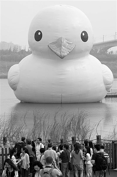 前日，大黃鴨首秀時(shí)，皮膚發(fā)皺、嘴巴尖尖朝下嘟，顯得頗為“委屈”。