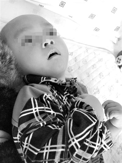 9月10日，陳揚(yáng)躺在醫(yī)院的病床上，他的眼睛仍然沒(méi)有聚焦感。新京報(bào)記者 朱柳笛 攝