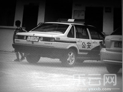 被指接送小孩上學(xué)的警車。