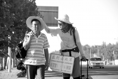 徒步旅途的第77天，雷闖與父親一起前行。雷闖供圖