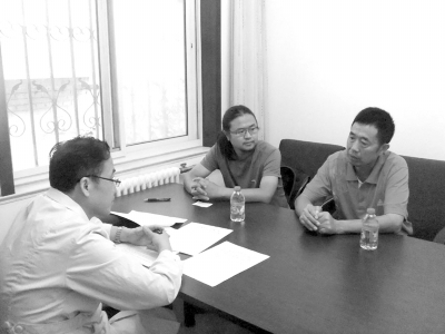 9月13日下午，雷闖(中)與父親在國家衛(wèi)計委遞交建議信，與衛(wèi)計委工作人員交流?！±钻J供圖