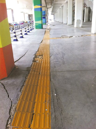 在溫嶺火車站架空層，由于沉降產(chǎn)生的裂縫到處可見。