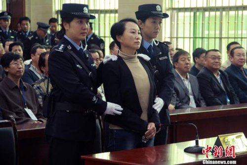 9月24日上午8時(shí)30分，陜西“房姐”龔愛(ài)愛(ài)涉嫌偽造、買賣國(guó)家機(jī)關(guān)證件一案，在陜西靖邊縣人民法院公開(kāi)