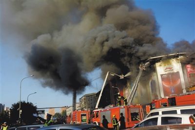 11日，蘋果園喜隆多商場，火災(zāi)現(xiàn)場濃煙滾滾。新華社發(fā)