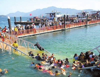 昨天，廬山西海景區(qū)過橋塌陷，致十?dāng)?shù)名游客落水。圖/東方IC