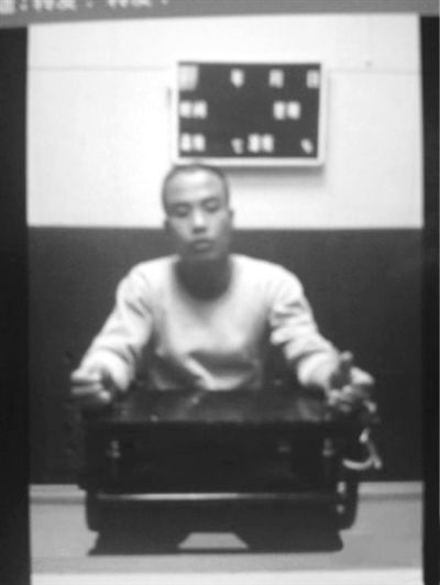 案發(fā)后,當(dāng)?shù)卮迕駛儑^現(xiàn)場(chǎng)。網(wǎng)絡(luò)截圖