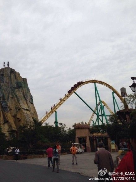 上海歡樂谷過山車發(fā)生故障，多位游客被卡在上面