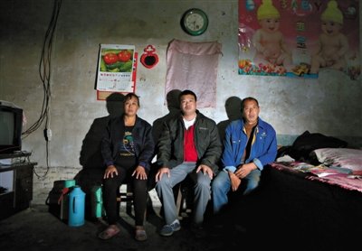 10月18日，自鋸病腿的鄭艷良所在的保定市清苑縣東臧村，有多家農(nóng)戶大病難醫(yī)，村民王新建（中）得了白血