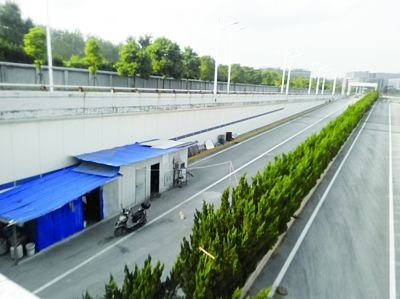 隧道內(nèi)堆放著大量生活用品。