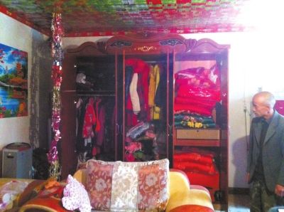 大衣柜里掛滿了各式衣服和挎包。