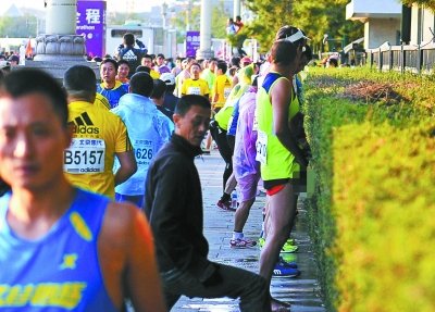 北京馬拉松“尿紅墻” 集體噓噓是傳統(tǒng)？