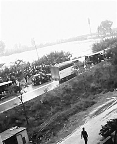 22日，云南晉寧數(shù)百村民與警方對峙。網(wǎng)絡(luò)截圖