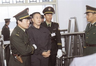 2000年9月30日，河南商丘，胡萬林被法警押上法庭。