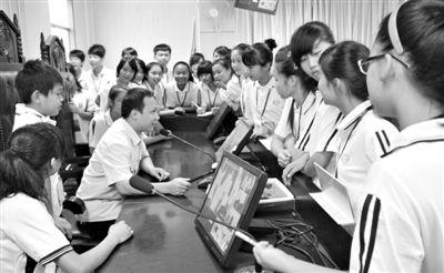 2013年5月30日，結(jié)合當(dāng)前國內(nèi)民眾普遍關(guān)注的“校長開房”、“強奸猥褻”等事件，廣西上思縣人民法院邀請中小學(xué)生到法院觀摩案件的庭審，提高他們的守法、維權(quán)意識。圖/IC