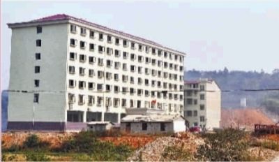  10月23日，長沙市岳麓區(qū)蓮花鎮(zhèn)云蓋村村委會的辦公大樓。  實習記者 李健 攝