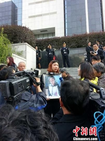 法院外，死者祁某的家人正在接受媒體采訪。 田雯 攝