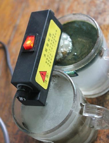 試驗后的水對比，工程供水變成了墨綠色