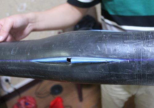 爆裂的水管，像被刀劃開一樣